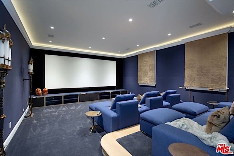 justin-bieber-and-hailey-baldwin-in-home-theatre